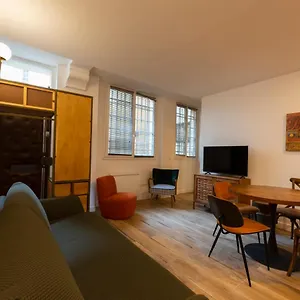 Au Pied De La Tour Apartamento